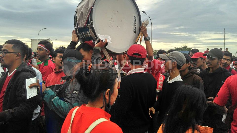 Suporter Timnas Indonesia Copyright: &copy; Juni Ady/Indosport